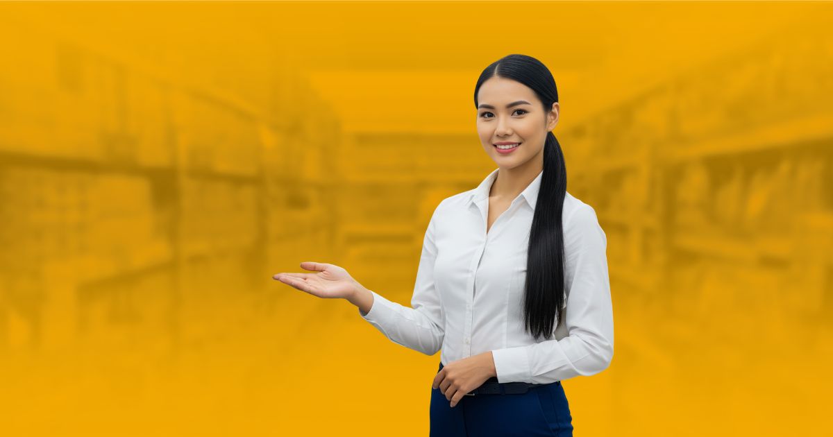 Consultora explicando el costo de contratar una agencia de promotoría, detallando los factores que influyen en el precio por promotor o por campaña para un ROI óptimo.