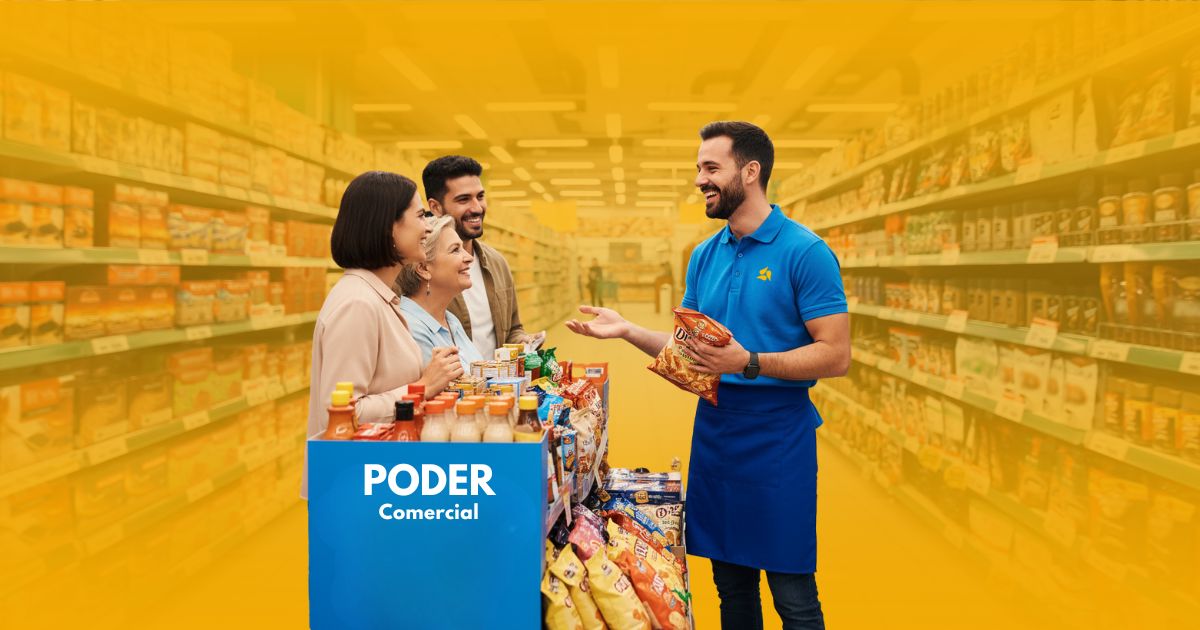 Promotor de ventas de Poder Comercial en un supermercado, interactuando con una familia de clientes y ofreciendo muestras de un producto de la marca.