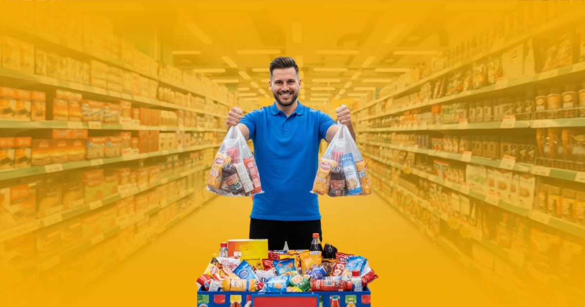 Promotor de ventas sonriente de Poder Comercial impulsando a los clientes en un pasillo de supermercado, sosteniendo un productos de la marca representada