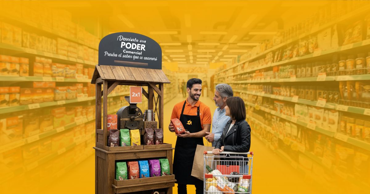 Promotor de Poder Comercial en un stand de café, interactuando con una pareja de clientes, demostrando una oferta de 2x1 en un supermercado.