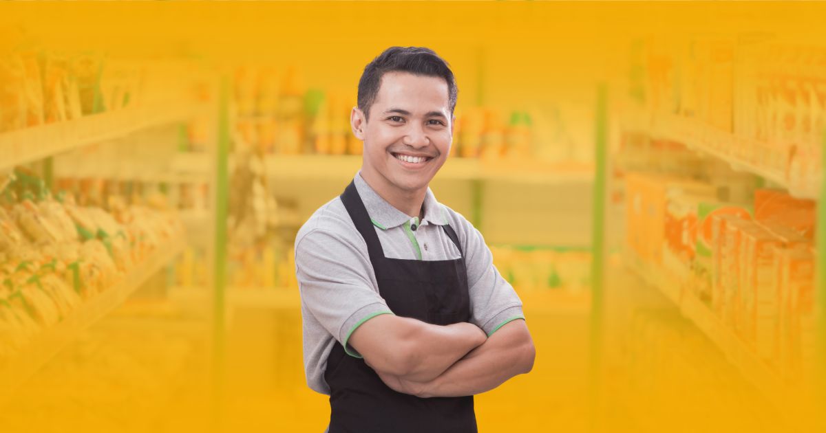 Promotor de ventas de Poder Comercial en un stand de degustación de botanas y salsas, interactuando con una familia de clientes en un supermercado de la CDMX.