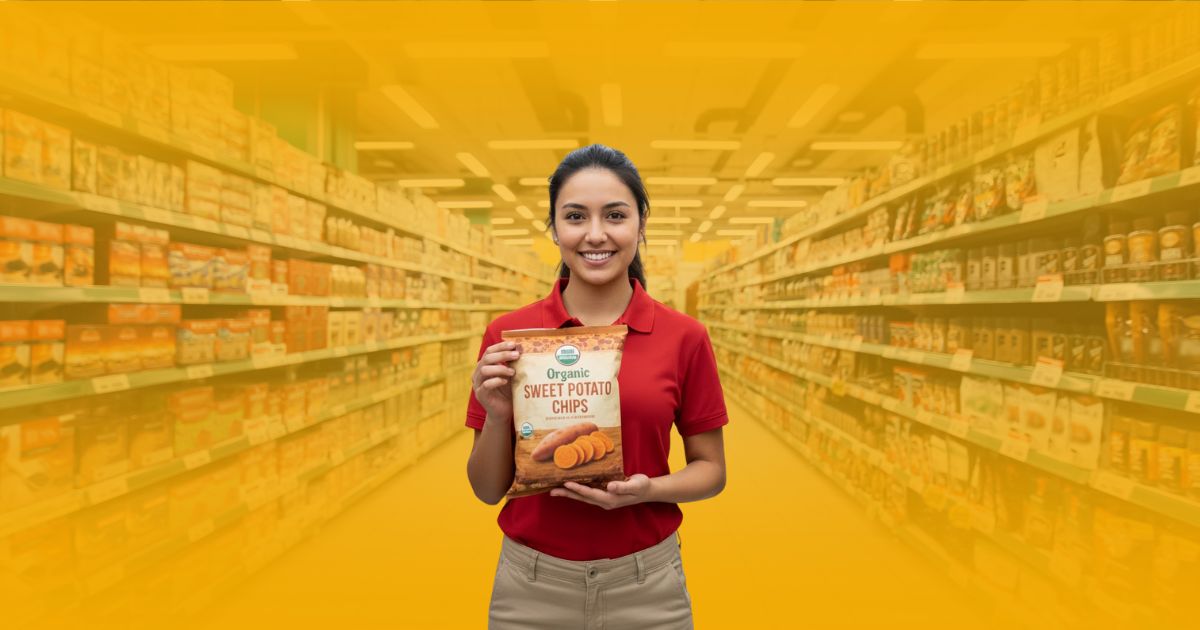 Promotora de ventas sonriente de Poder Comercial ofreciendo una caja de cereal a una familia en un stand de degustación en un supermercado.