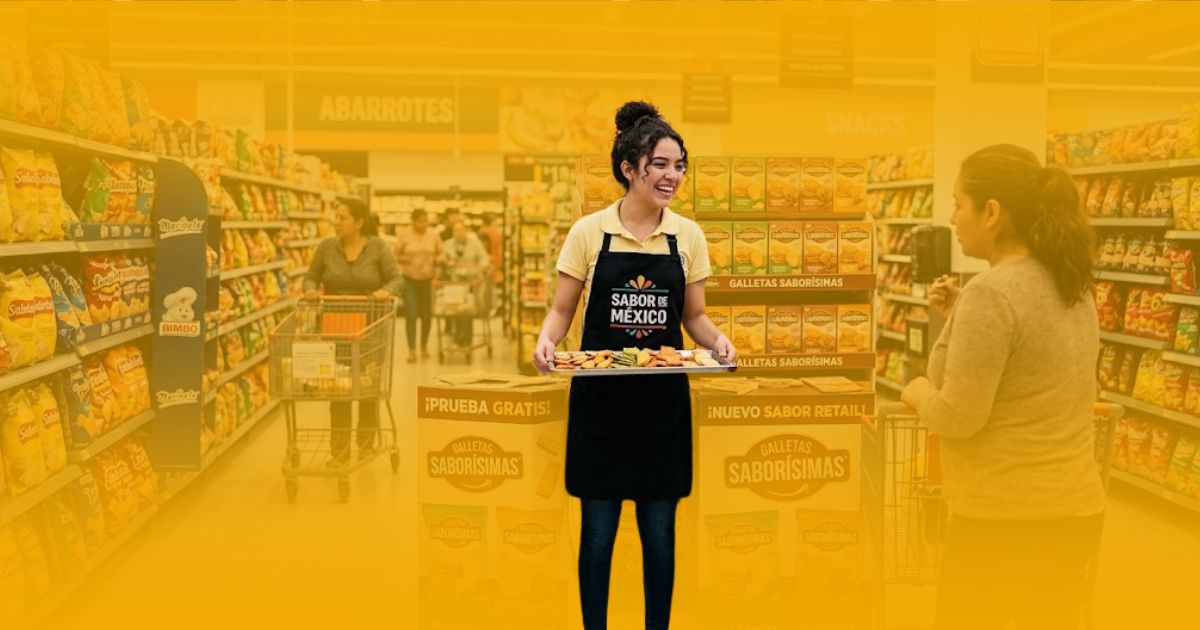 Promotora de Poder Comercial gestionando una degustación y exhibición adicional de galletas en el pasillo de abarrotes de un supermercado Chedraui.