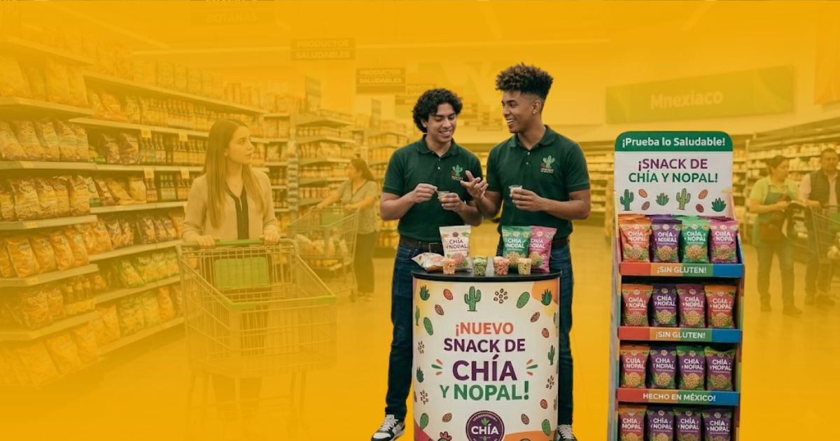Promotores de Poder Comercial utilizando la aplicación para control de promotores e iniciando jornada en un pasillo de supermercado en el EDOMEX.