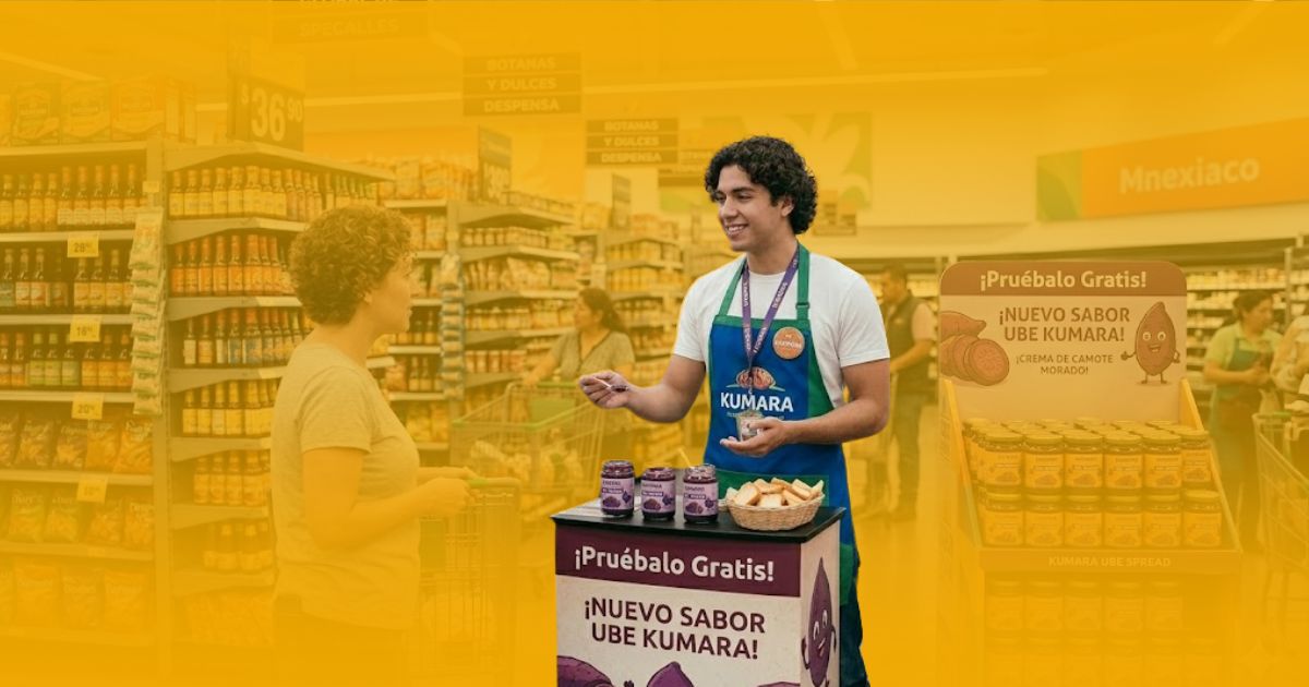 Promotor de Poder Comercial negociando en piso de venta Walmart para coordinar un stand de degustación de cremas untables.