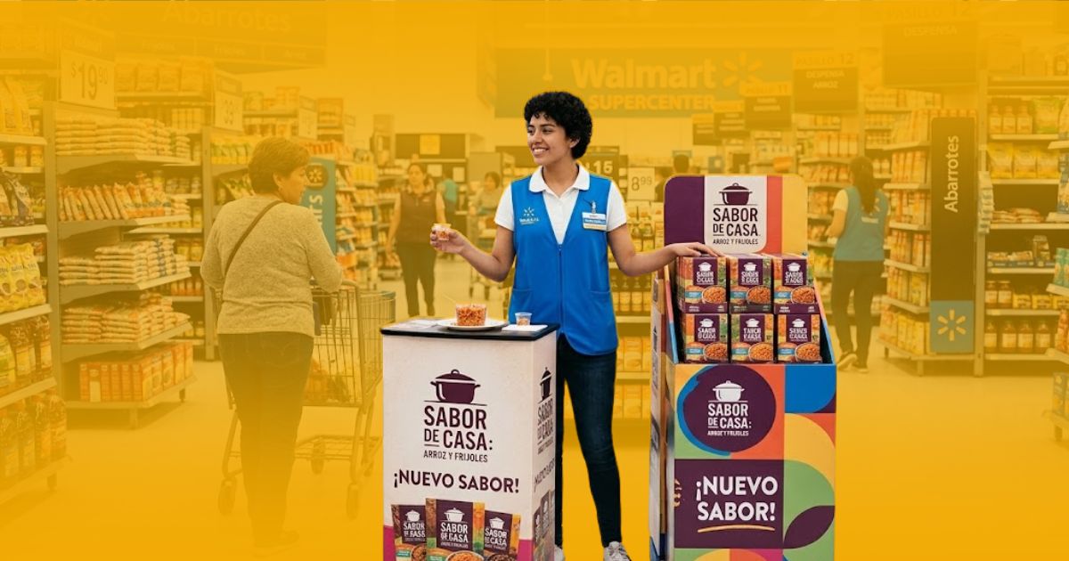 Promotora de Poder Comercial gestionando la On-Shelf Availability y una exhibición adicional de alimentos en el pasillo de abarrotes de un supermercado Walmart.